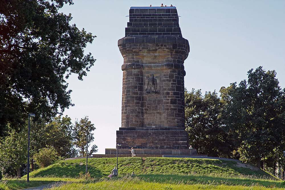 Dazu im Gegenteil die Bismarksäule auf der Altstädter Seite Dresdens