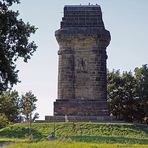 Dazu im Gegenteil die Bismarksäule auf der Altstädter Seite Dresdens