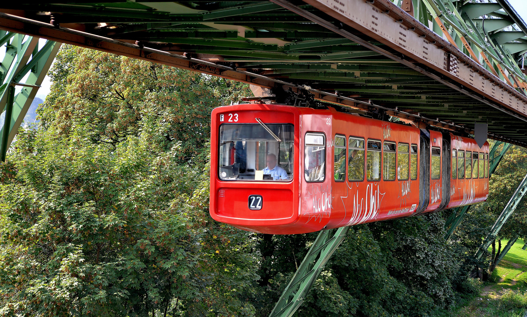 Dazumal (4) Schwebebahn neu aufgeladen