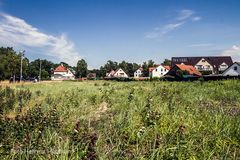 DAZUMAL - EIN BAHNHOF. GANZ HINTEN LINKS NOCH DAS EMPFANGSGEBÄUDE.