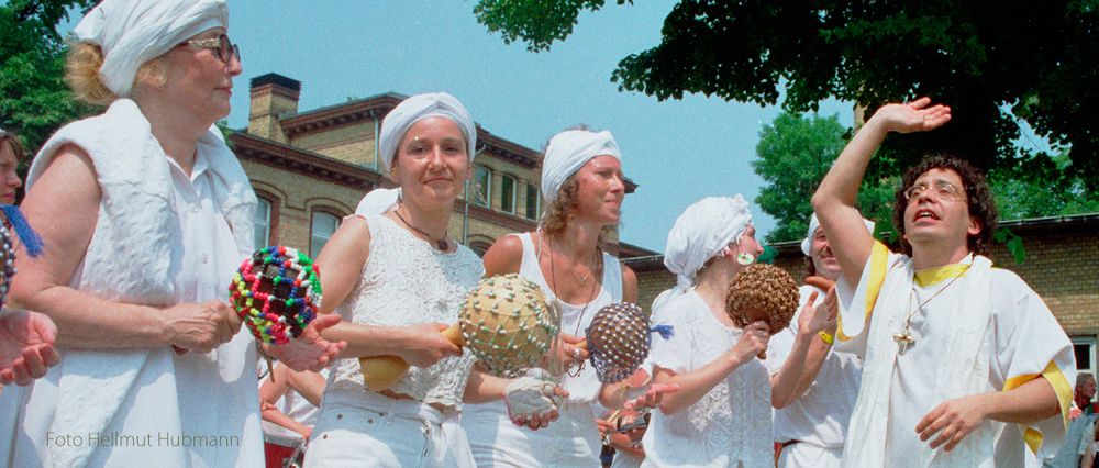 DAZUMAL ERÖFFNETE AFOXÉ LONIE DEN GROSSEN STRASSENUMZUG BEIM KARNEVAL DER KULTUREN 