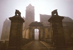 DAZUMAL - GUT ERHALTENER NEBEL VERDECKT DAS BERNBURGER SCHLOSS