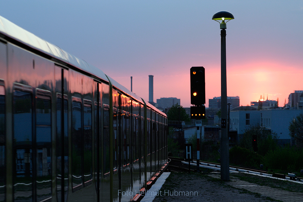 DAZUMAL - SONNENUNTERGANG AM BAHNSTEIG A