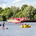 Dazwischen ein Wasserflugzeug