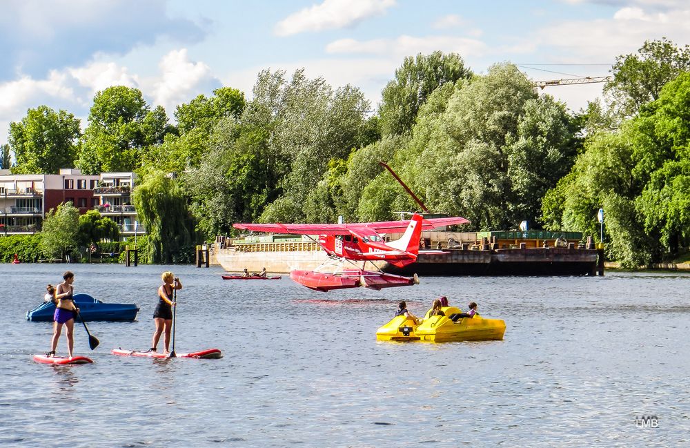 Dazwischen ein Wasserflugzeug