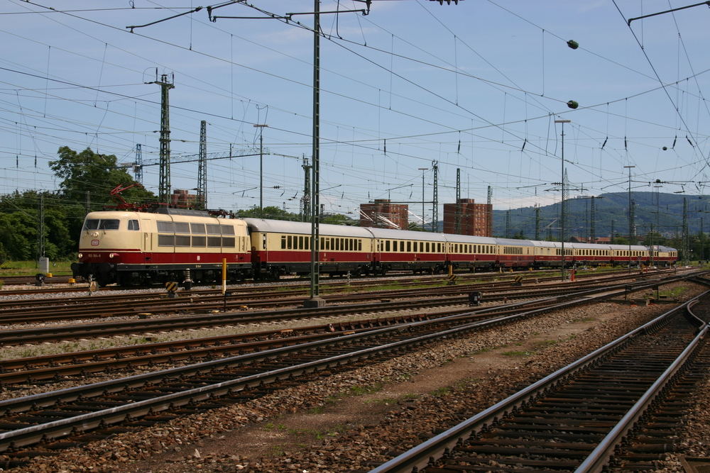 DB 103 mit TEE-Sonderzug in Basel