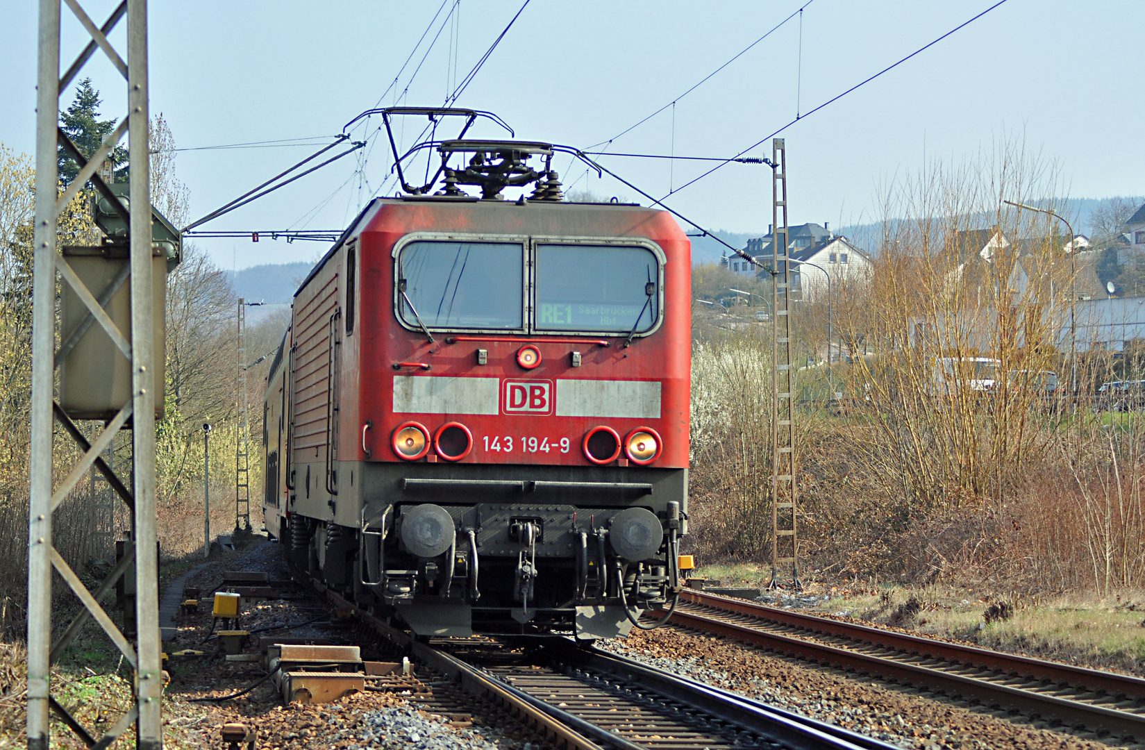 DB 143 194-9 mit RE1 in Saarburg