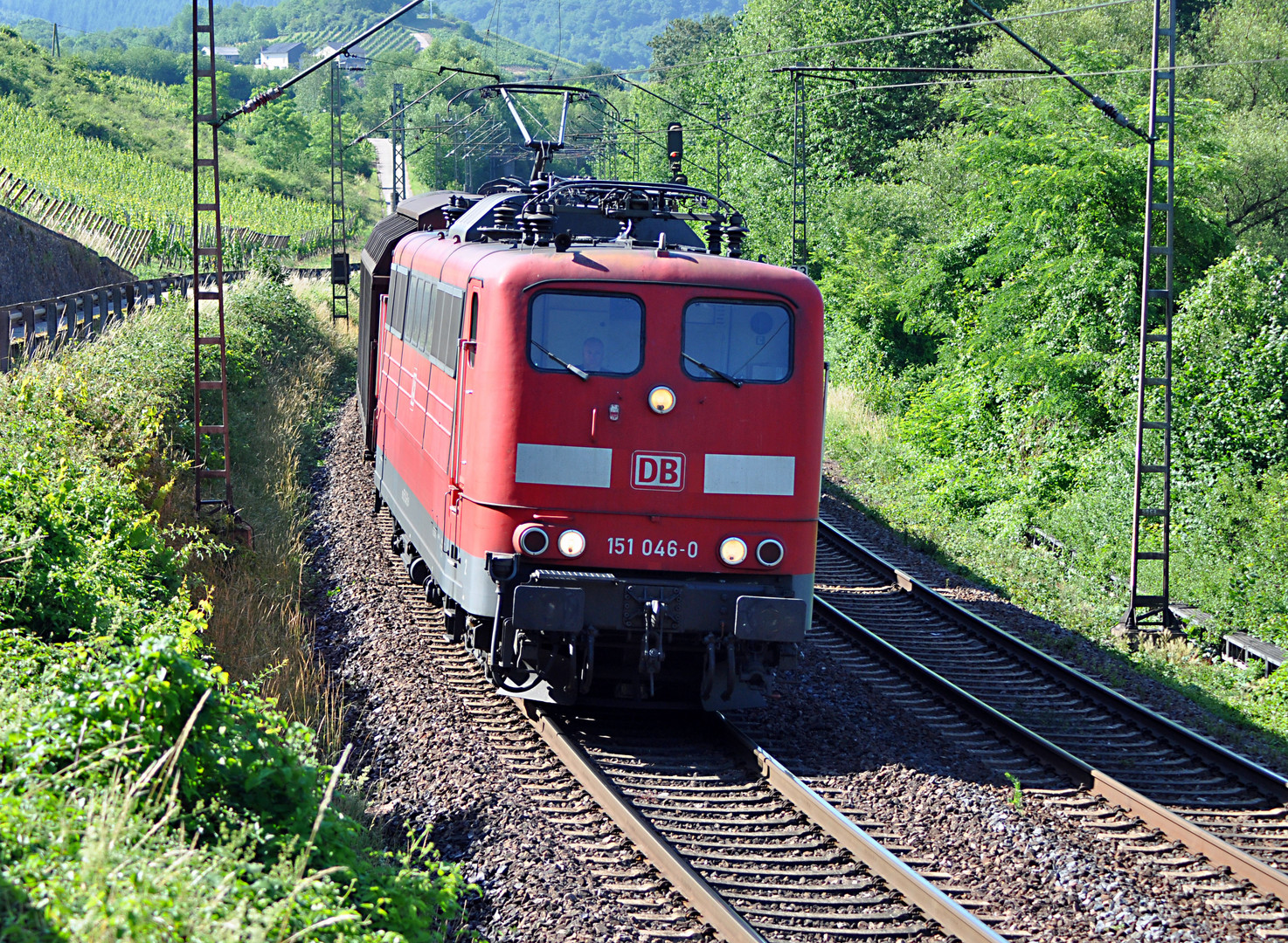 DB 151 046-0 mit Güterzug bei Kanzem.