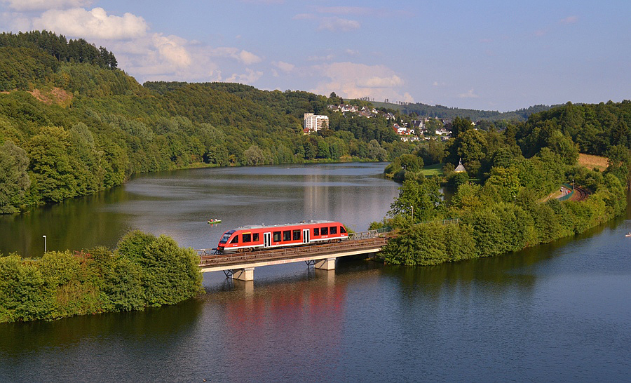 DB-Dieseltriebwagen BR 640 am Biggesee bei Olpe im Sommer