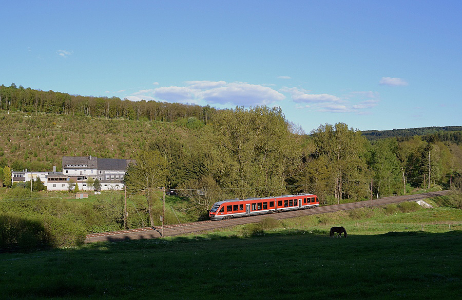 DB-Dieseltriebwagen BR 648 bei Rudersdorf im Abendlicht