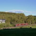 DB-Dieseltriebwagen BR 648 bei Rudersdorf im Abendlicht