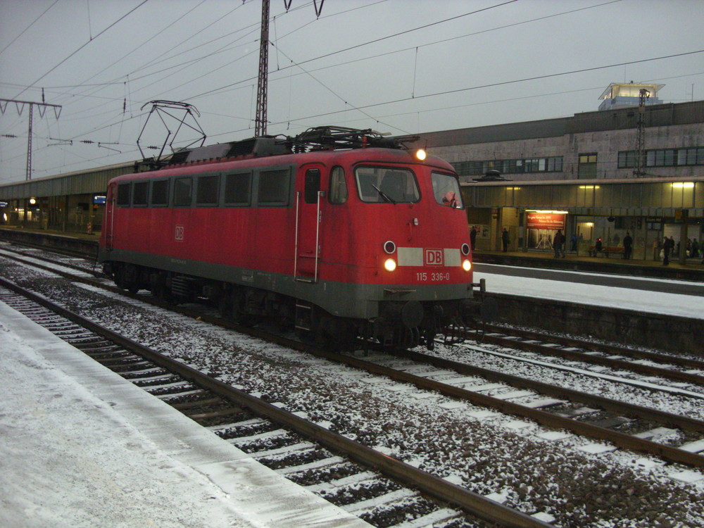 DB Regio lok Br 115 336 in Essen Hbf im Winter 2009