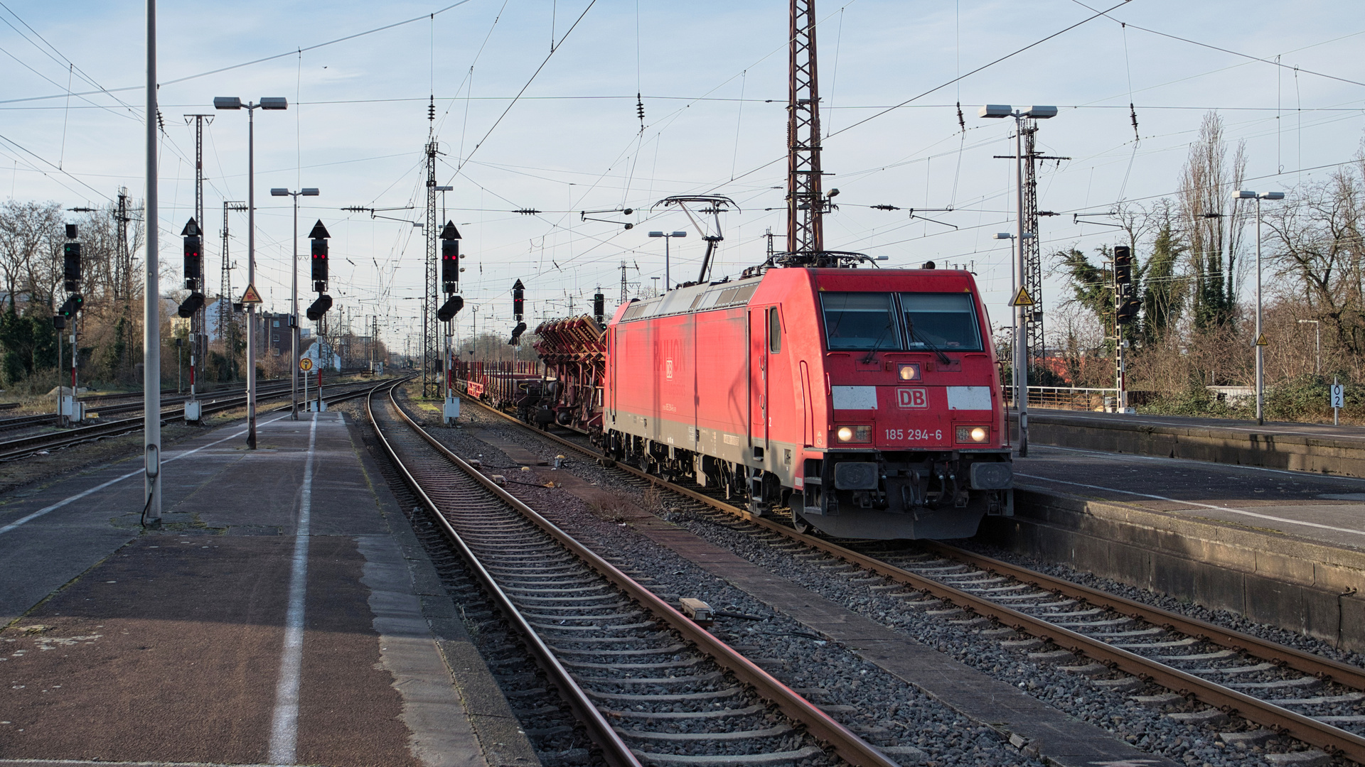 DB-Traxx mit einem gemischten Zug in Oberhausen