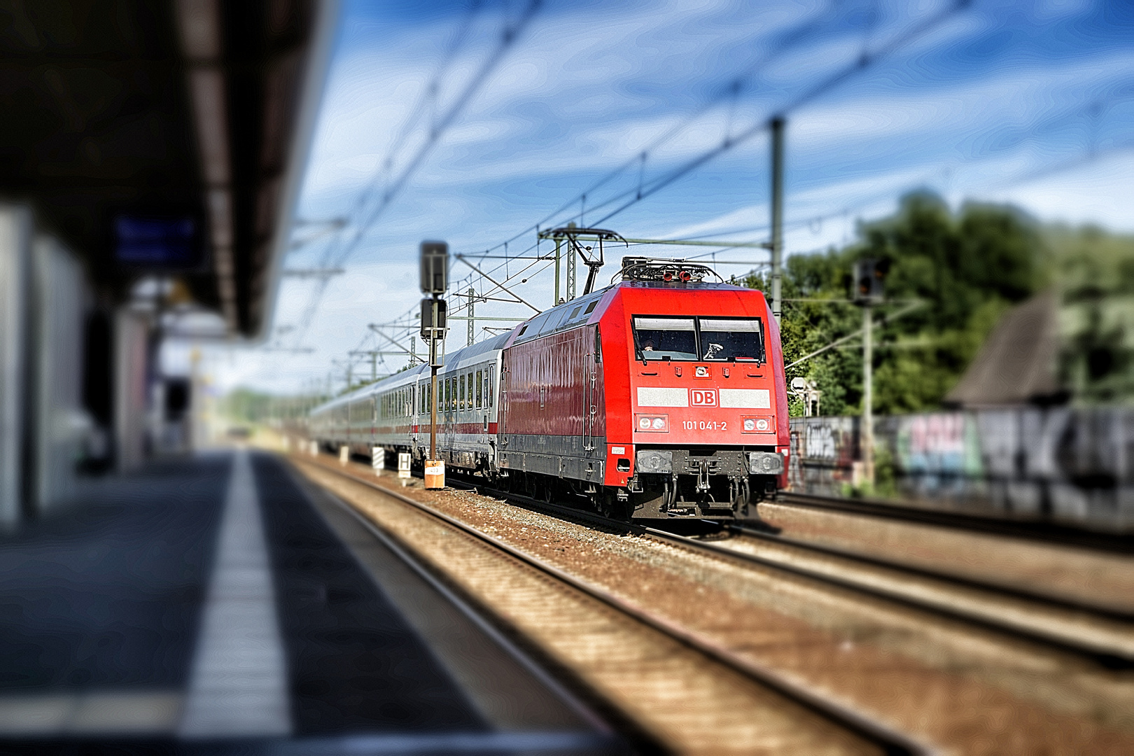 DB Zug durchfährt Bahnhof Leinhausen