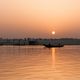 Boot auf dem Ganges im Sonnenaufgang in Varanasi, Indien