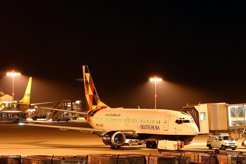 dba Boeing 737 am Terminal 2 des Flughafens Köln