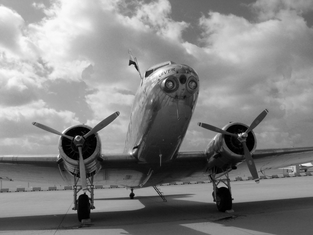 DC-3 in Schwarz.Weiß