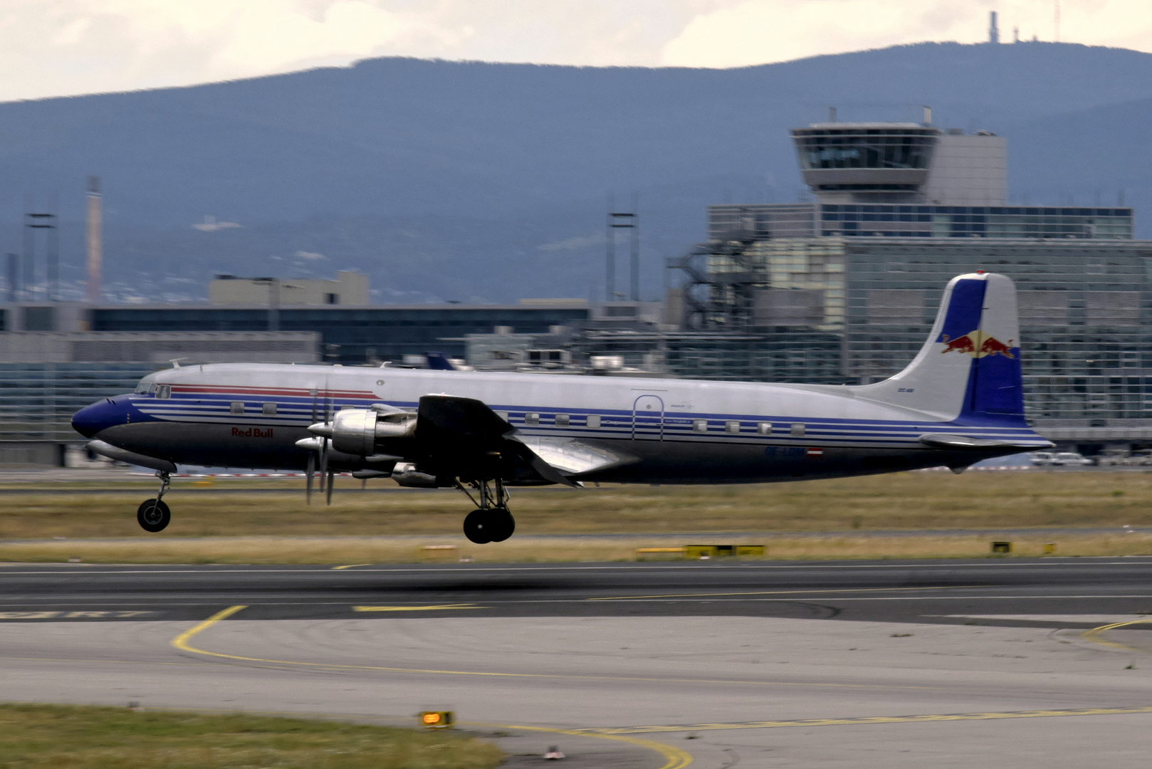 DC 6 B  Am Ende gab es doch noch Aktion - Die Flying Bull beim Abflug