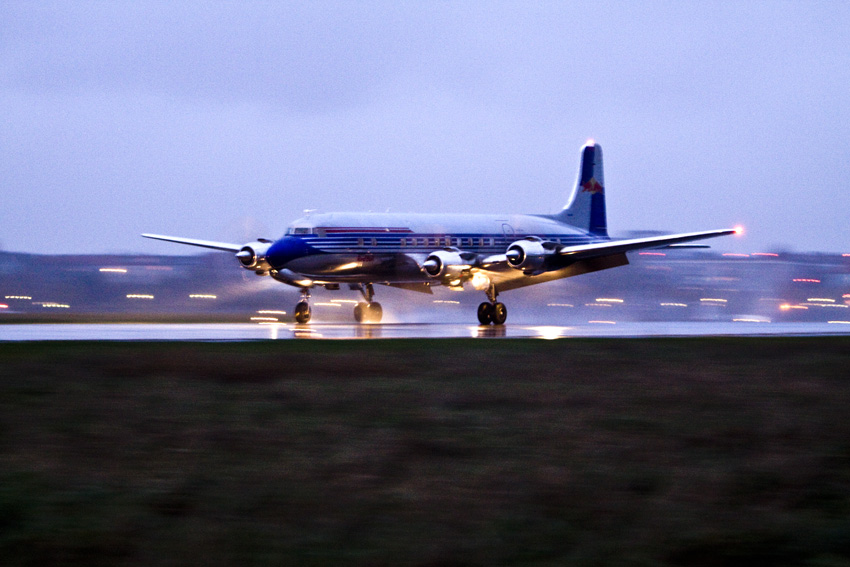 DC-6 in Tempelhof am Abend