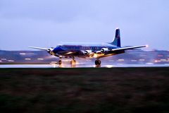 DC-6 in Tempelhof am Abend