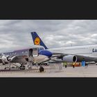 DC 6B REDBULL (1958) gegen AIRBUS 380 - Frankfurt am Main (2010)