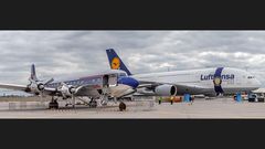 DC 6B REDBULL (1958) gegen AIRBUS 380 - Frankfurt am Main (2010)