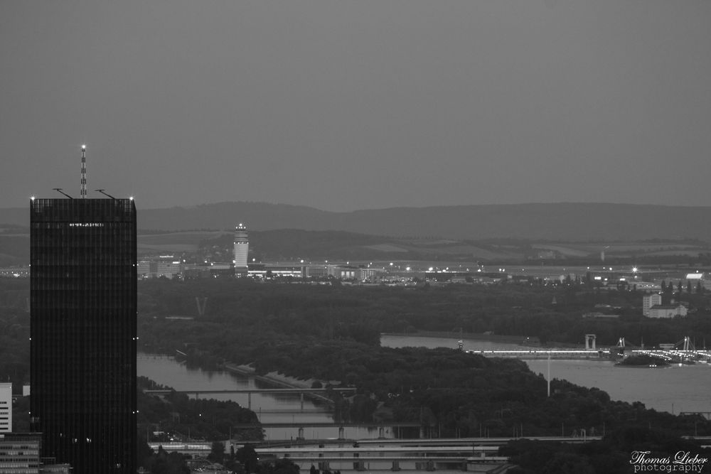 DC Tower mit Flughafen Wien Schwechat