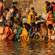 Morgendliche Waschung im Ganges in Varanasi, Indien