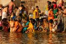 Morgendliche Waschung im Ganges in Varanasi, Indien von Michael Mittau