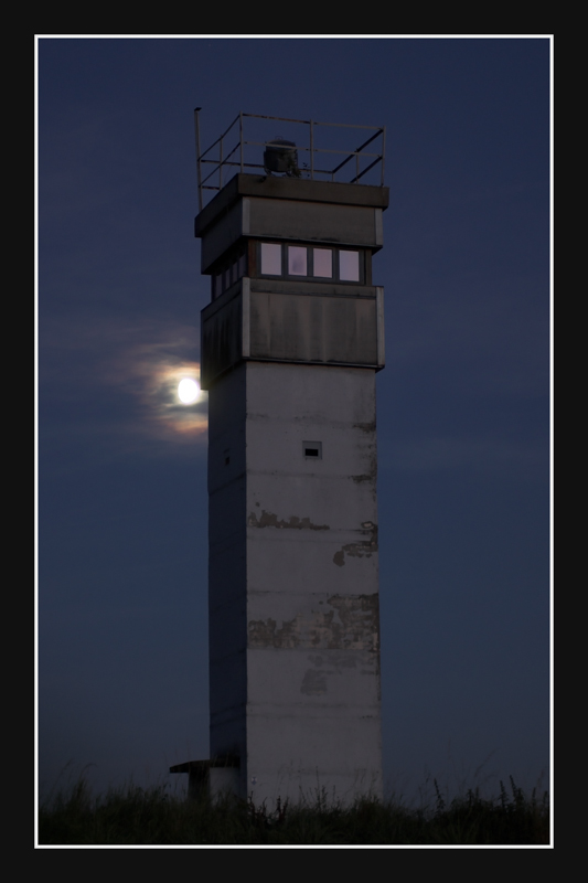 DDR Grenzturm zur blauen Stunde (2)