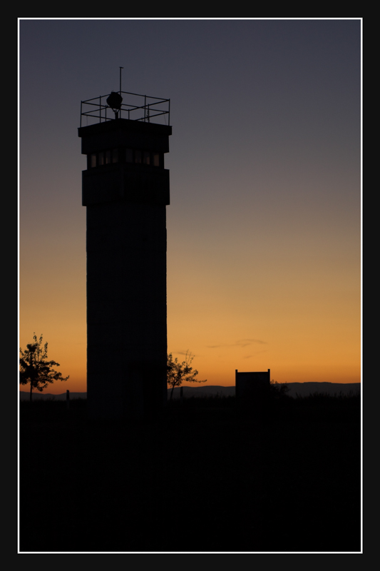 DDR Grenzturm zur blauen Stunde (3)