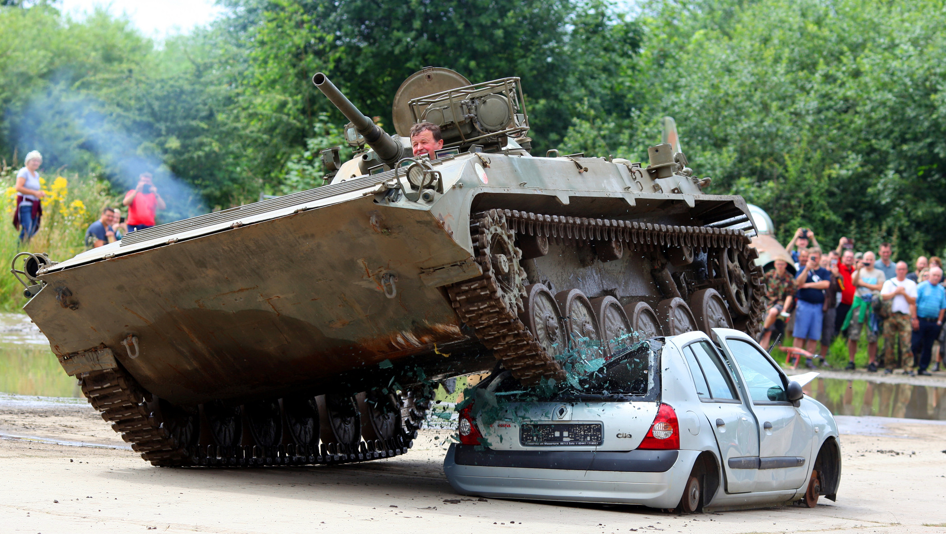 DDR Panzer macht den ultimativen Clio Crashtest