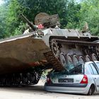 DDR Panzer macht den ultimativen Clio Crashtest