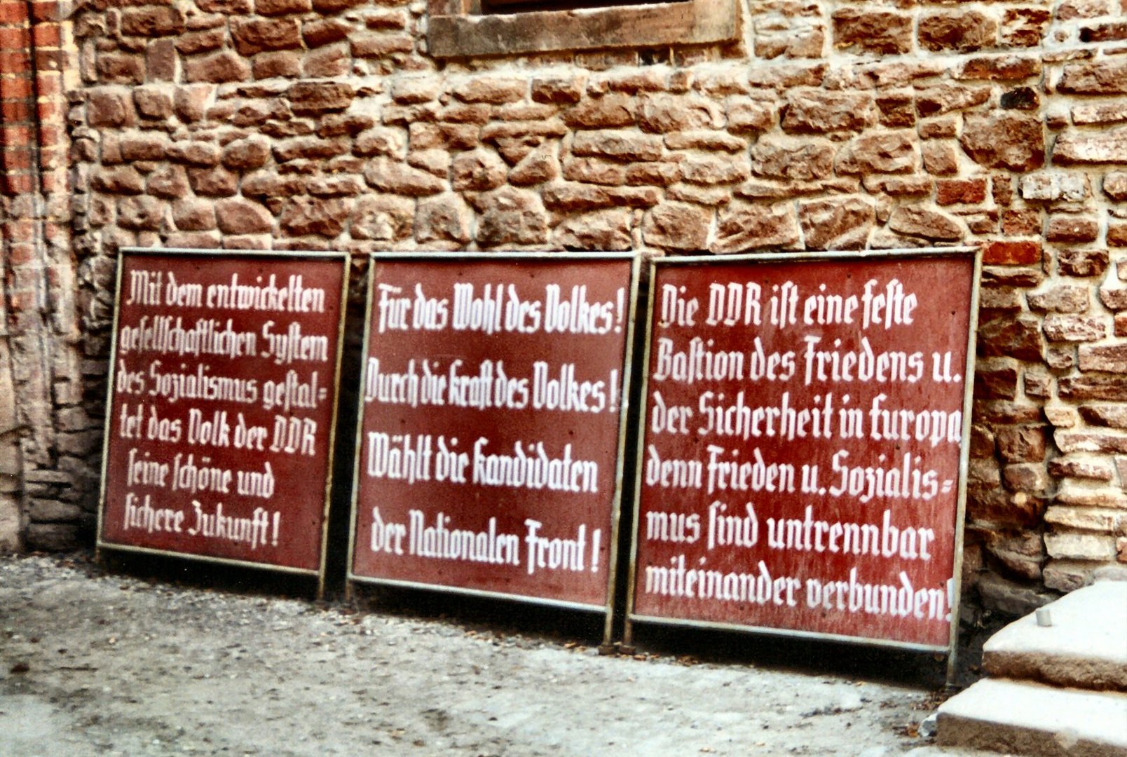 DDR-Propagandatafeln im Schloss Altenhausen, 14.08.2000