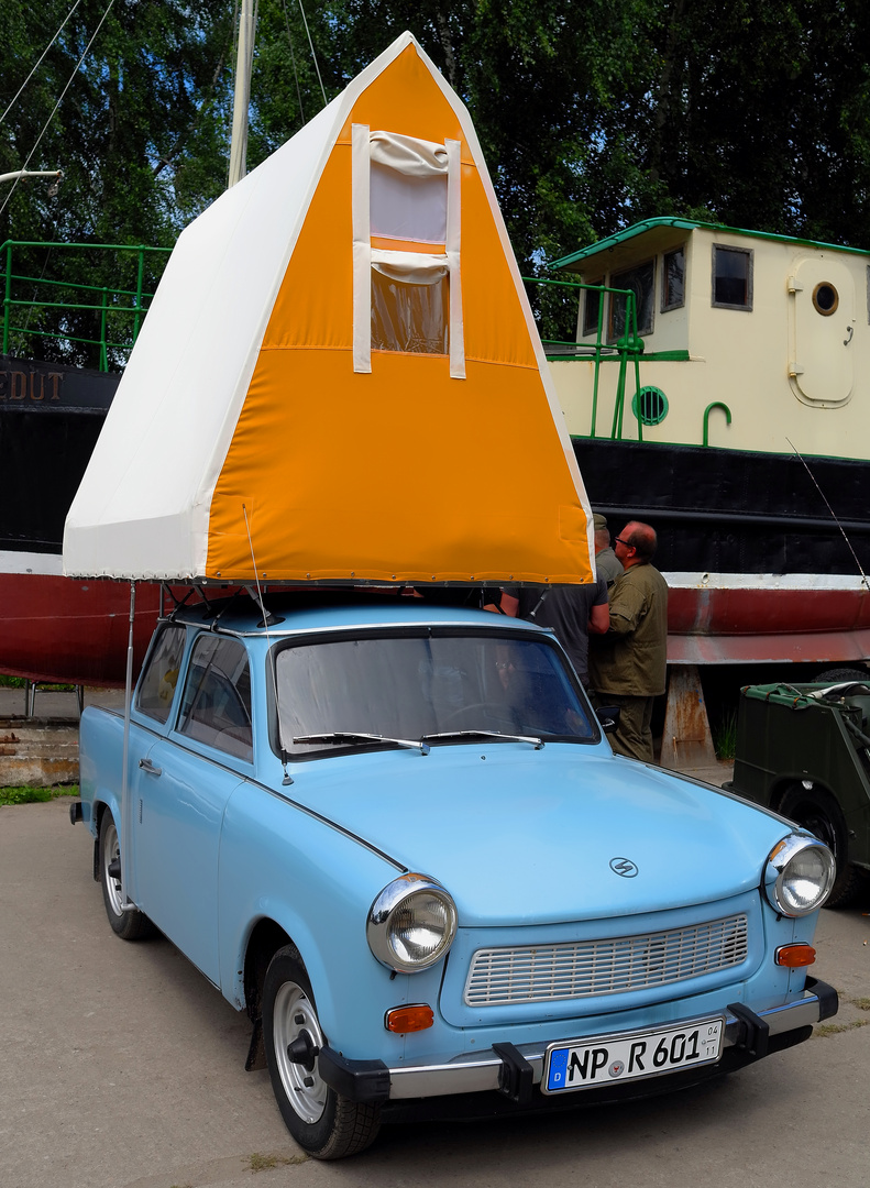 DDR Trabant mit Behausung :)