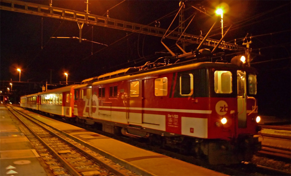 De 4/4 122 der ZB im Pendelzugverkehr ...