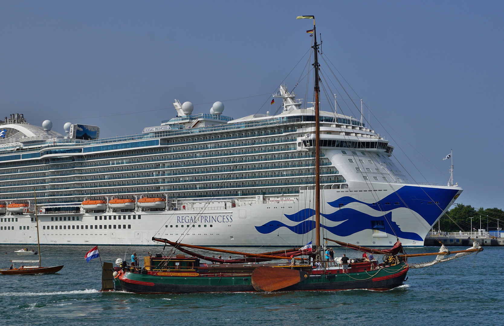 De Albertha vor der Regal Princess