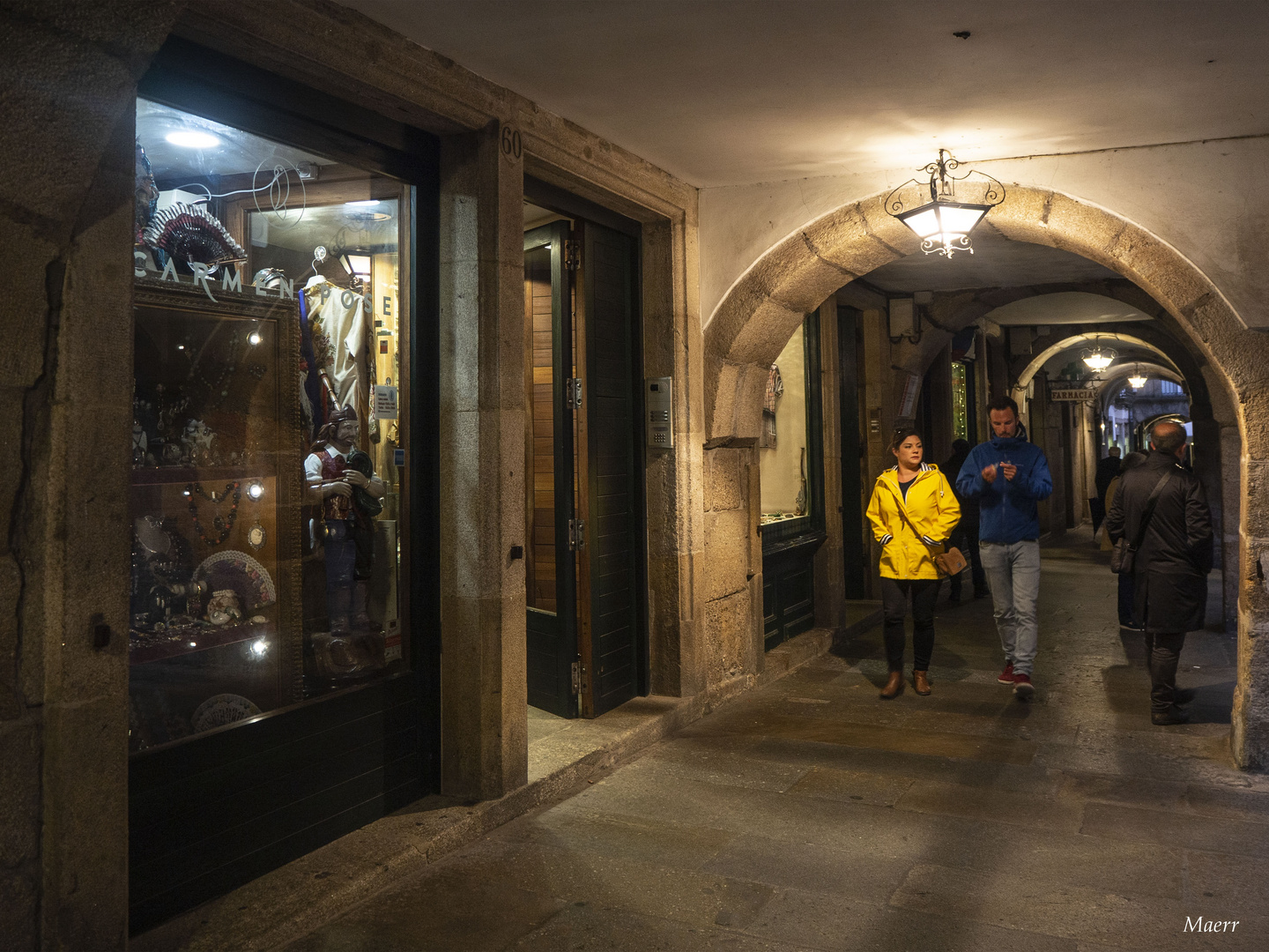 De compras en la noche compostelana.