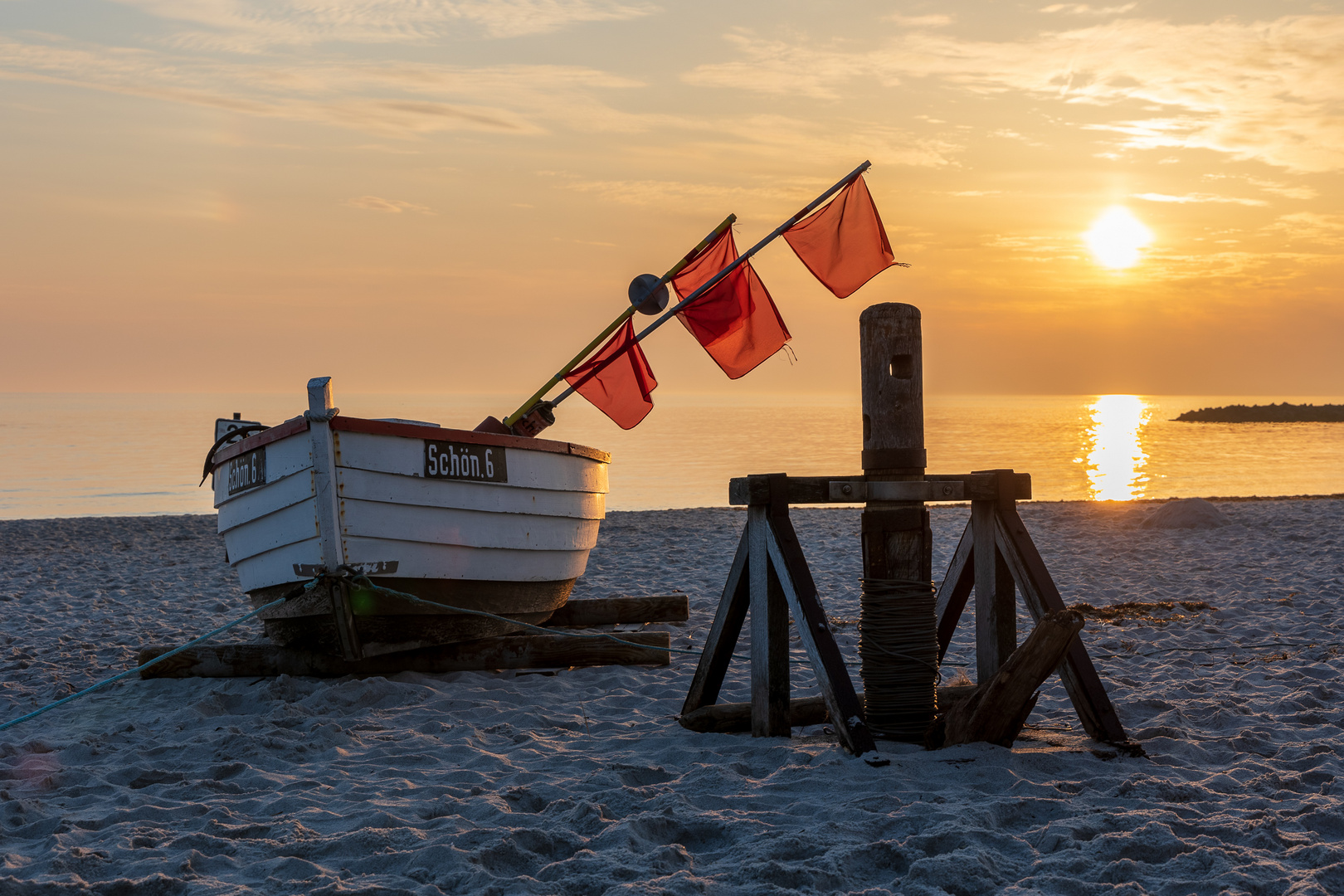 DE - Holm - Fischerboot am Strand