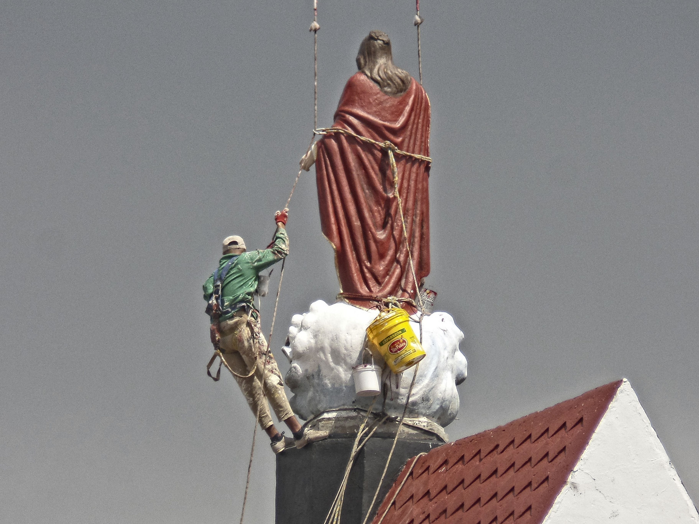 De la mano de dios y pendiente de un hilo