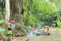 De la serie Saltos  en el río 2