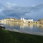 De l'autre côté du Rhône aperçu du Palais des Papes à Avignon