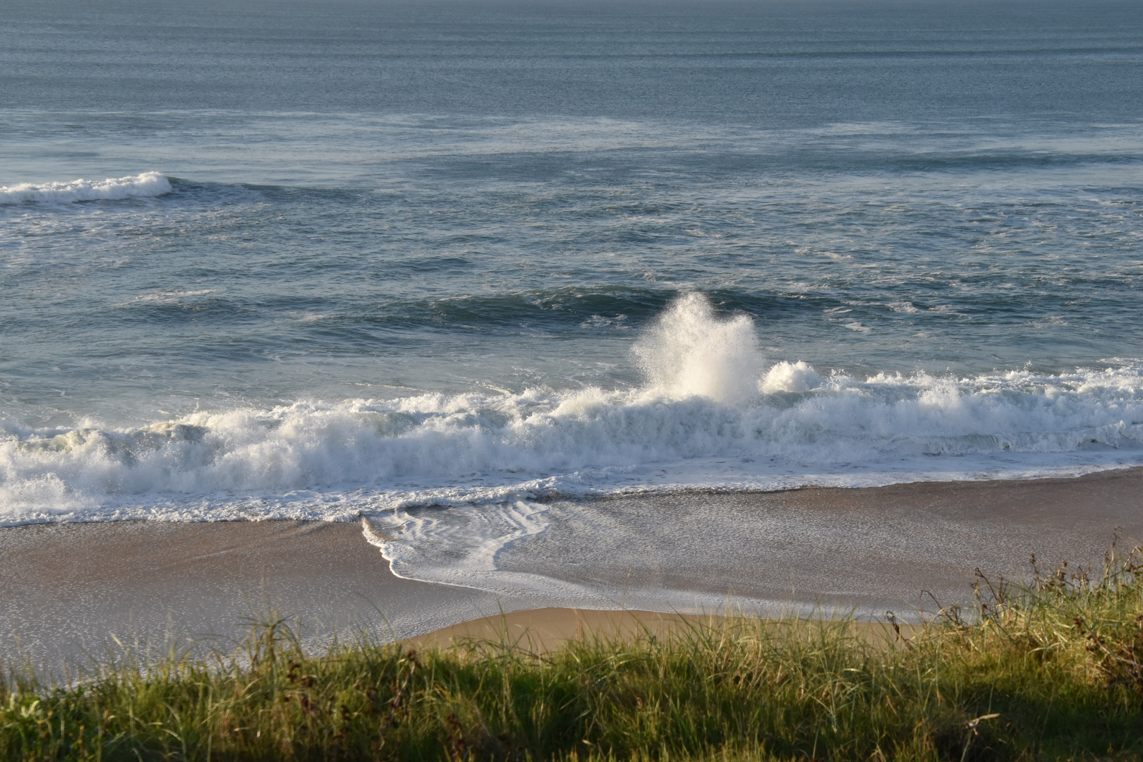 De l'eau + du sable + des vagues + Marée montante = Océan