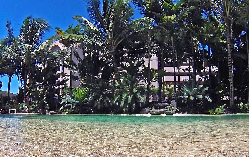 … de l’eau et du soleil plein les yeux! - Piscine de l’Hôtel Ramada Plaza Nouméa