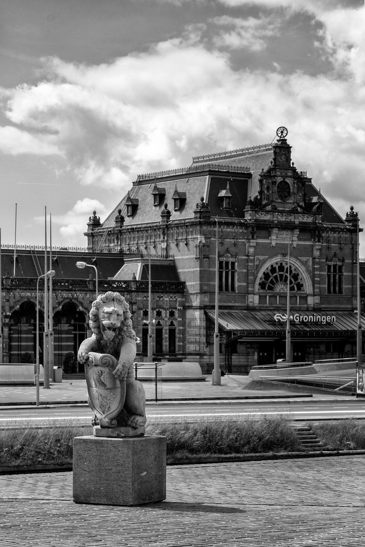 ... de leeuw en het treinstation ...