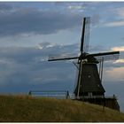 De molen De Helder op de dijk aan de rand van Medemblik