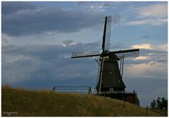 De molen De Helder op de dijk aan de rand van Medemblik