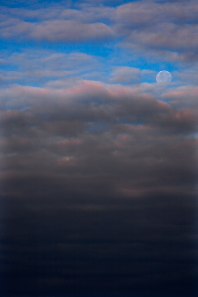 De Mond in Wolken