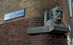 De Nieuwe Pijp - Henriëtte Ronnerstraat - Statue of Alderman of Public Housing Wibaut - 05