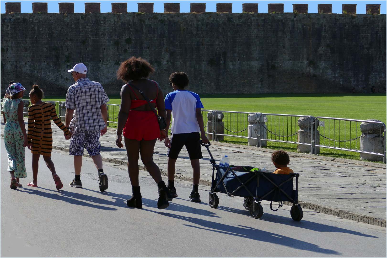 de rares touristes venus en famille  voir la tour penchée...